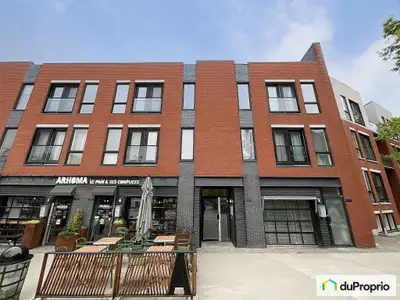 Niché au cur de la vibrante Place Simon-Valois dans le quartier Hochelaga, ce condo élégant et baign...