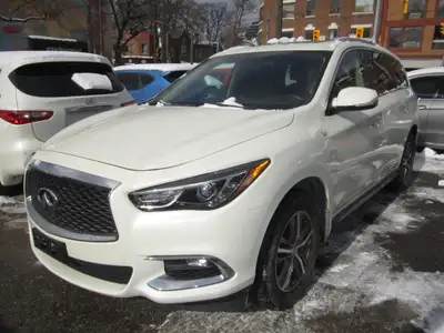 FINISHED IN PEARL WHITE WITH BLACK LEATHER INTERIOR. 7 PASSENGER. ALLOY WHEELS, SUNROOF, HEATED SEAT...