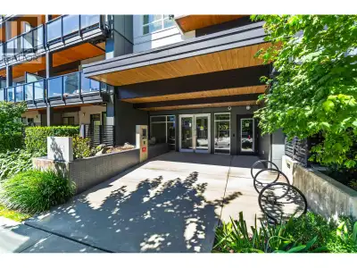 Stunning 2 bed 2 bath garden level CORNER unit at Duet. Boasting large windows for abundant natural...