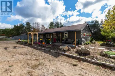 Welcome to 2286 Flos Road Ten in Springwater. This single story 4 bedroom home is situated on 4.46 b...