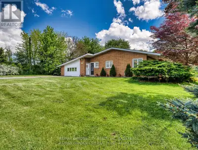 Peaceful Country Living, Minutes from Town! Looking for the serenity of country living without givin...
