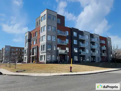 Unité de coin située au 2e étage donnant sur le boisé! La fenestration magnifique et les plafonds de...