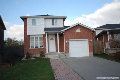 Beautiful Main/Upper Floor of House Backing on to Greenspace