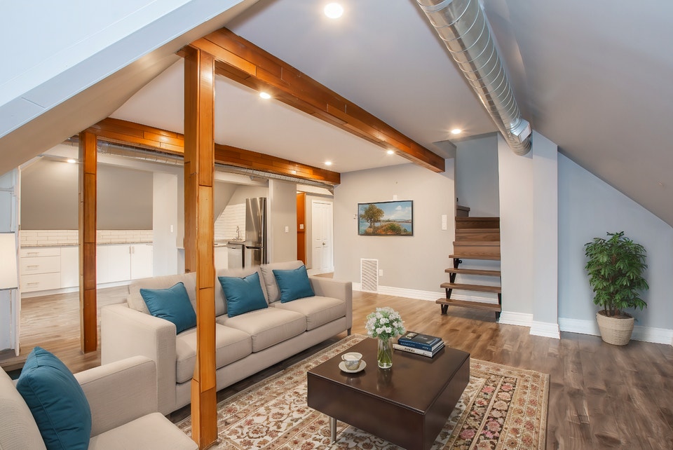 Spacious 2-Bedroom + Loft Apartment in Downtown Hamilton! | Long Term ...