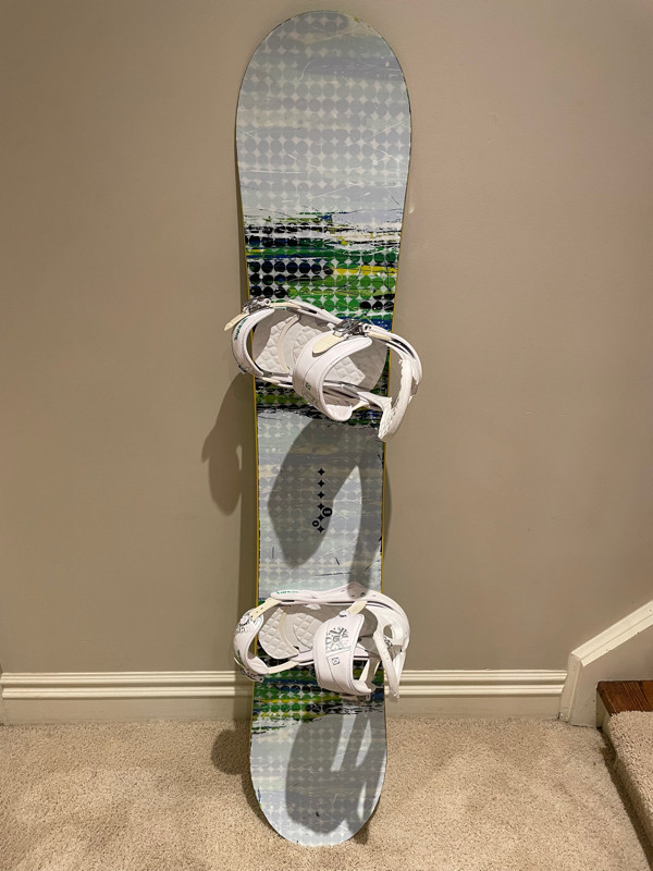 Burton Lux snowboard 154 with bindings in Snowboard in Markham / York Region