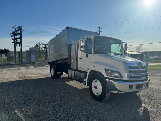 2018 Hino 338 in Heavy Trucks in Hamilton - Image 9