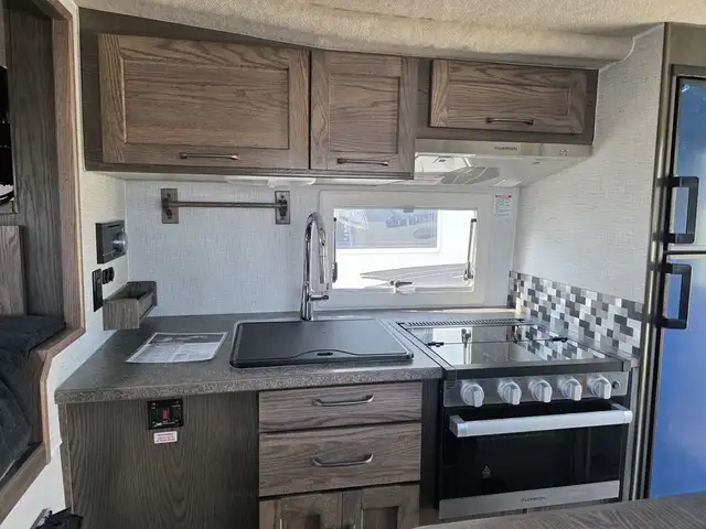 2026 Northern Lite Limited Edition 9-6LEWB Face-to-Face Dinette in Travel Trailers & Campers in Penticton - Image 10