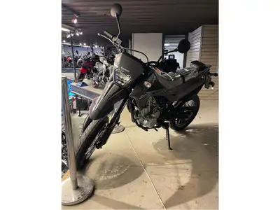 KAWASAKI KLX300SM 2024 (SUPERMOTO LÉGÈRE) NEUF Monocylindre de 292cc, refroidi par liquide, à inject...