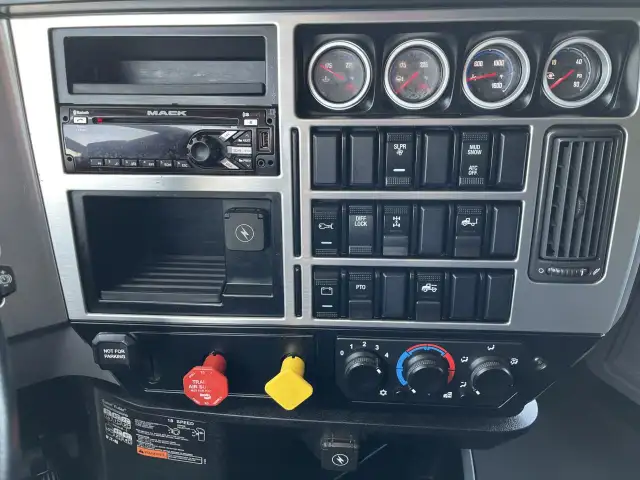 2020 Mack Anthem 64T 70 18 speed in Heavy Trucks in Regina - Image 28