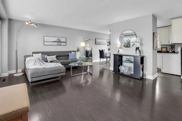 BUNGALOW LIVING IN THE HEART OF SMITHVILLE - 3 BED, 1 BATH in Houses for Sale in Hamilton - Image 3