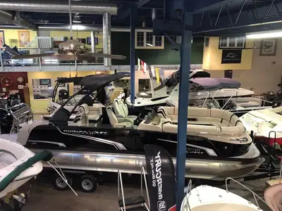 2021 Princecraft Vogue 27 XT Tritoon Demo LOA: 27’11 / Beam: 8’6in. / Capacity: 13 Motor: Mercury Ra...