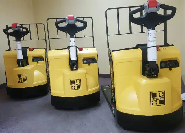 transpalette  chariot elevateur manuel 1 an garantie forklift​ in Other in City of Montréal - Image 11