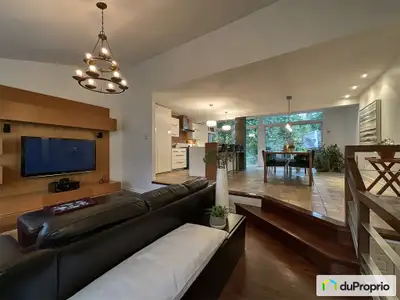 Bungalow situé dans un quartier paisible, grand terrain avec arbres matures donnant sur un boisé der...