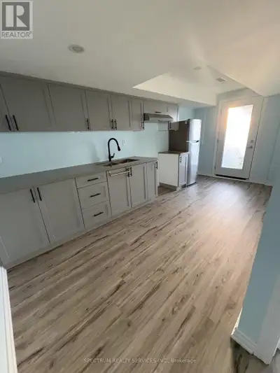 Beautiful and bright walkout basement apartment. Located just minutes from all amenities, UOIT/Durha...