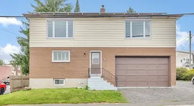 Beautiful open concept one bedroom apartment in downtown Omemee. Newly renovated. Easy access to sho...