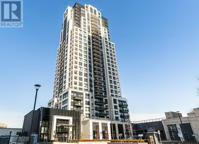 ***AVAILABLE IMMIDIATELY WITH 1 PARKING & 1 LOCKER***Welcome to this amazing luxury living with this...