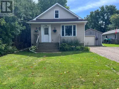 Short term rental. The ultimate winter retreat perfectly situated in the heart of Thornbury. Experie...