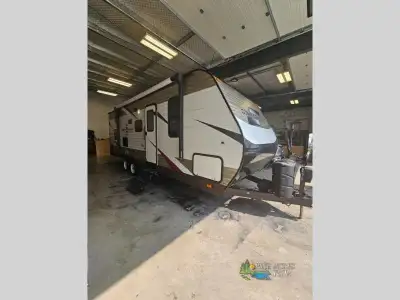 There is plenty of room for everyone in this AR-ONE MAXX bunkhouse model 25BHS by Starcraft RV. This...