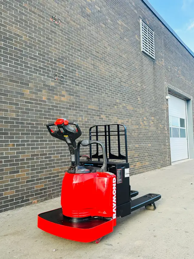 RAYMOND ELECTRIC RIDER PALLETJACK FORKLIFT 6000LBS CAPACITY in Heavy Equipment in Mississauga / Peel Region - Image 6