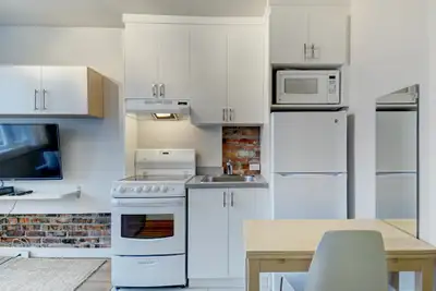 Studio entièrement meublé situé dans un superbe projet locatif situé sur la rue St-Jean et tout près...