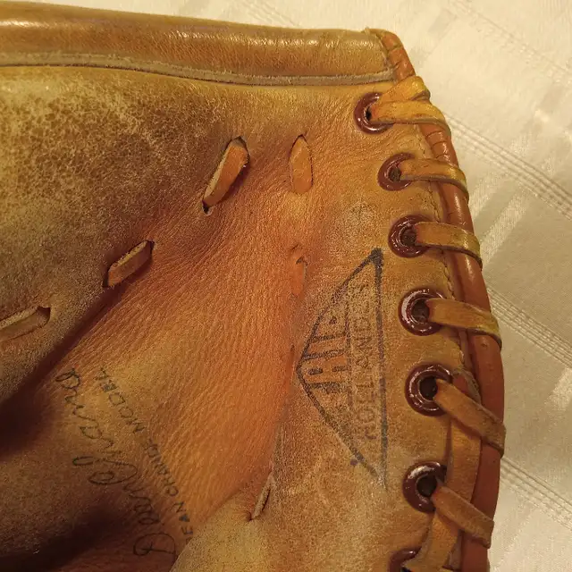 Vintage Dean Chance Youth Baseball Glove / Mitt  Trio Hollander in Baseball & Softball in Belleville - Image 3