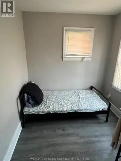 UPDATED BEDROOM FOR RENT, 3 BEDROOM UNIT IN THE 4 PLEX. ALL INCLUSIVE, INCLUDING WI-FI AND UTILITIES...