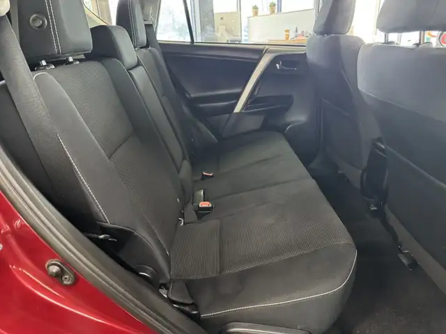 2018 Toyota RAV4 AWD XLE in Cars & Trucks in Longueuil / South Shore - Image 13