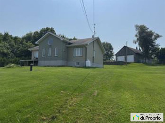 $760,000 - Acreage / Hobby Farm / Ranch in St-Gabriel-De-Brandon — photo 1