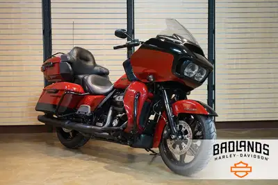 Taller windshield, larger side wind deflectors and a re-stitched seat. 2020 Harley-Davidson Road Gli...