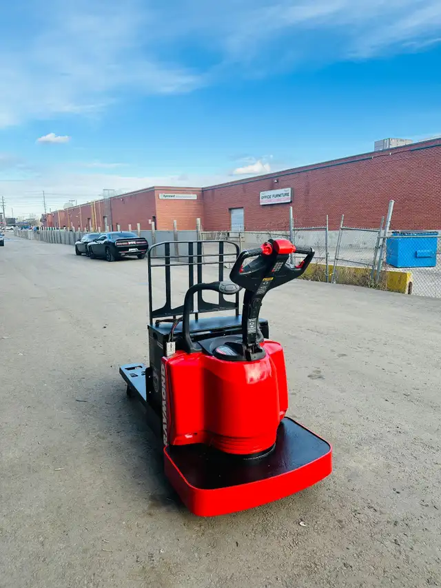 RAYMOND ELECTRIC RIDER PALLETJACK FORKLIFT 6000LBS CAPACITY in Heavy Equipment in Mississauga / Peel Region - Image 5