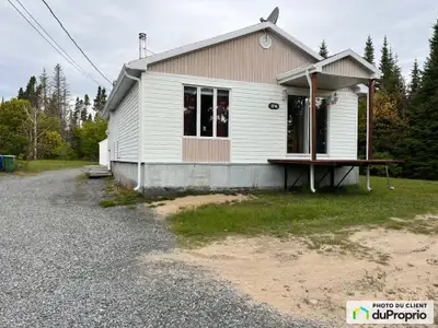 Joli petit bungalow plain-pied avec beaucoup de potentiel, super propre situé sur la route 138 en de...