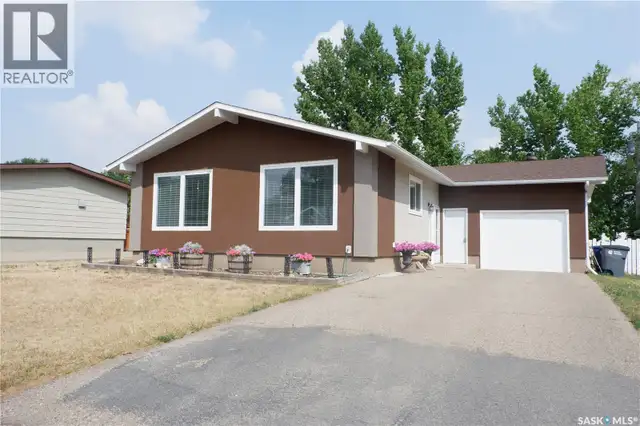107 Empire PLACE Assiniboia, Saskatchewan in Houses for Sale in Moose Jaw - Image 2