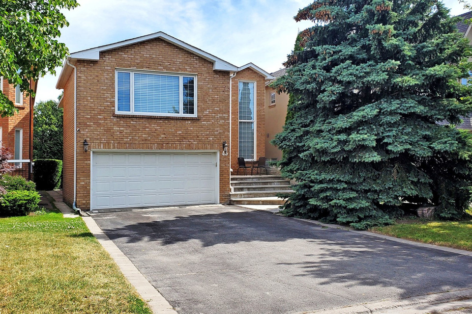 Yonge and Steeles. Furnished room for rent. VIDEO TOUR INSIDE !! Room