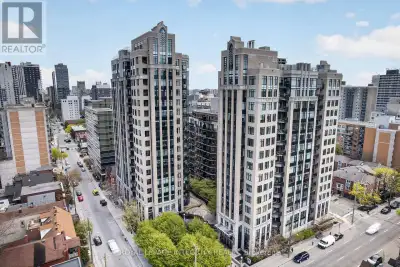 Perched on the 16th floor of Ottawa's landmark Hudson Park, this 1,316 sq. ft. corner suite delivers...