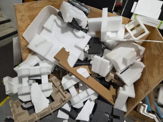 Free FOAM / CARDBOARD / corners First come in Free Stuff in Mississauga / Peel Region - Image 3