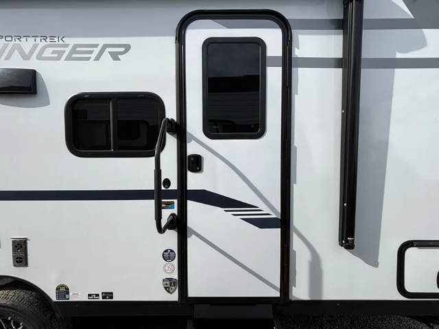 2026 VENTURE SPORTTREK STINGER 161VUD in Travel Trailers & Campers in Kelowna - Image 16