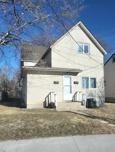 R14//Selkirk/DUPLEX Investment Opportunity! Be the owner of TWO suites! Live in one and rent the oth...