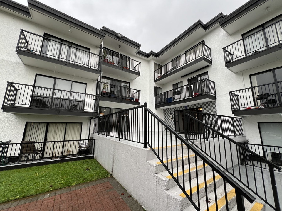 Studio Apartment for Rent - 535 & 555 Shaw Avenue 2