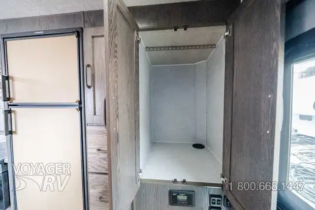 2027 Northern Lite 10.2EX Dry Bath Limited Edition in Travel Trailers & Campers in Kelowna - Image 30