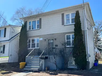 Availability: May 1, 2026 Cute 2 bedroom, 1 bathroom main floor unit in a triplex Just a ten minute...