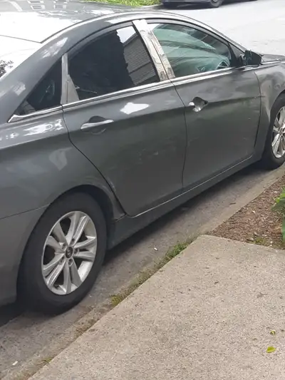 2013 Hyundai sonata - working & functioning fine! -ive had many recent updates -some bumps an bruise...