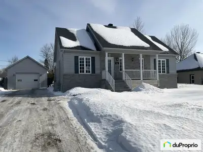 Située dans un quartier familial calme, cette maison de 5 chambres a été rénovée en 2025. Avec un va...