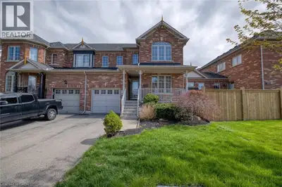 Location is the most attractive draw to this Glendale Community. This move-in ready 1,556 sq. ft. tw...