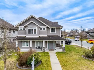 Beautiful 2 Storey home on a corner lot located in upper Mission! Boasting 6 Bedrooms & 3 Bathrooms...