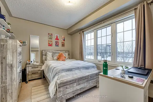Stunning corner-unit freehold townhouse in Houses for Sale in Oshawa / Durham Region - Image 10