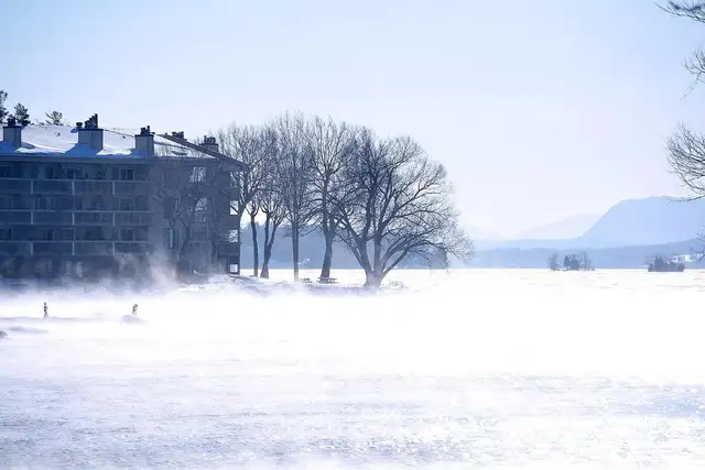 Condo en face du Lac Memphrémagog à Magog in Quebec in Canada - Image 12