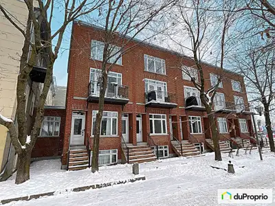 Située sur une charmante rue piétonne et idéalement située dans le magnifique Vieux-Port de Québec,...