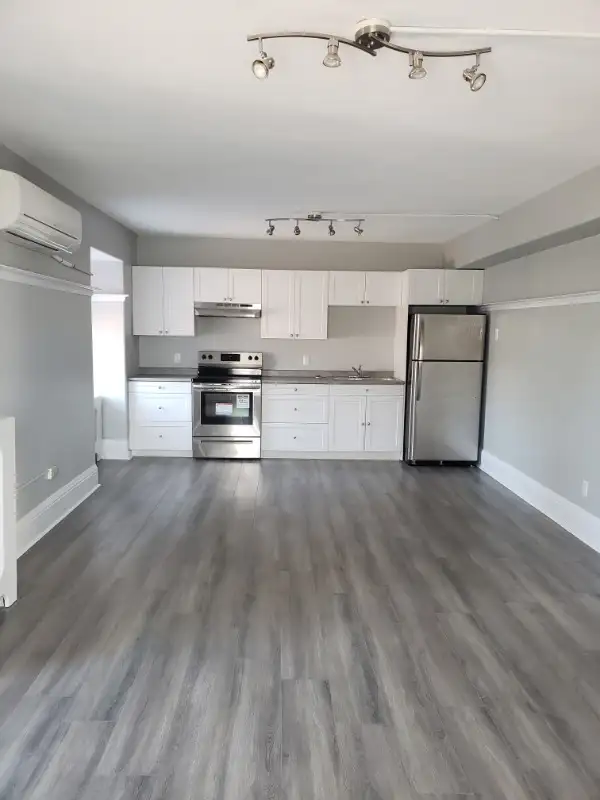 2 Bedroom Apt - Top Floor on Queen's63860084587907120