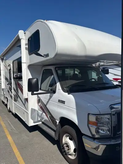 Class C Motorhome FEATURES LIST Vehicle 0 Seatbelts 6 Sleeps Cook Live Sleep Specifications DISCLAIM...