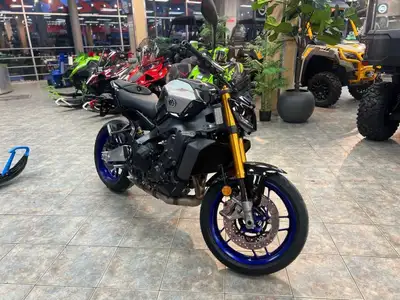 2025 YAMAHA MT-09 SP YAMAHA MT-09 SP 2025 REINE DE L’OBSCURITÉ - Avec son allure supérieure inspirée...